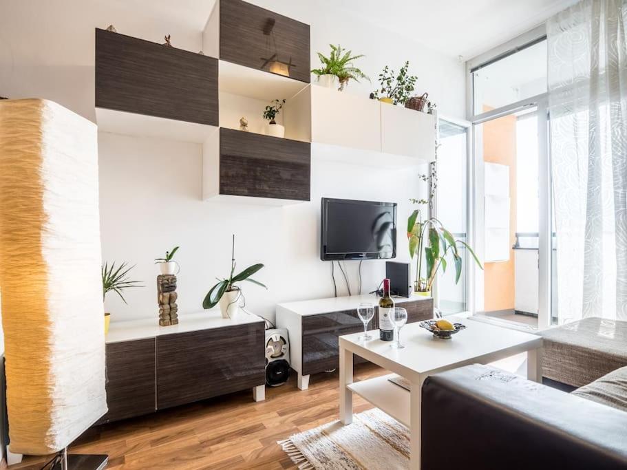 Apartmán Cosy 2 Bedroom Flat Close To The Town With Parking Bratislava